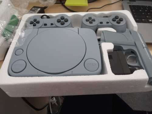 SUPER 8 BIT PLUG&PLAY TV GAME WITH 2 GAME CONTROLLERS AND LASER GUN