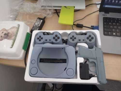 SUPER 8 BIT PLUG&PLAY TV GAME WITH 2 GAME CONTROLLERS AND LASER GUN