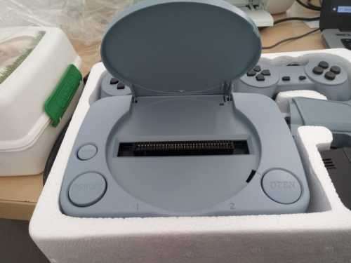 SUPER 8 BIT PLUG&PLAY TV GAME WITH 2 GAME CONTROLLERS AND LASER GUN