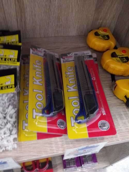 18MM RETRACTABLE BLADE SAFETY UTILITY KNIFE