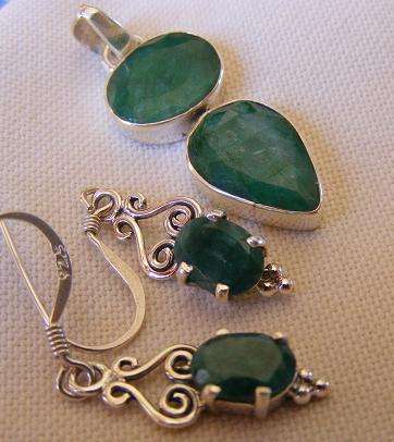 STUNNING EMERALD .925 SOLID STERLING SILVER PENDANT AND EARRINGS SET!