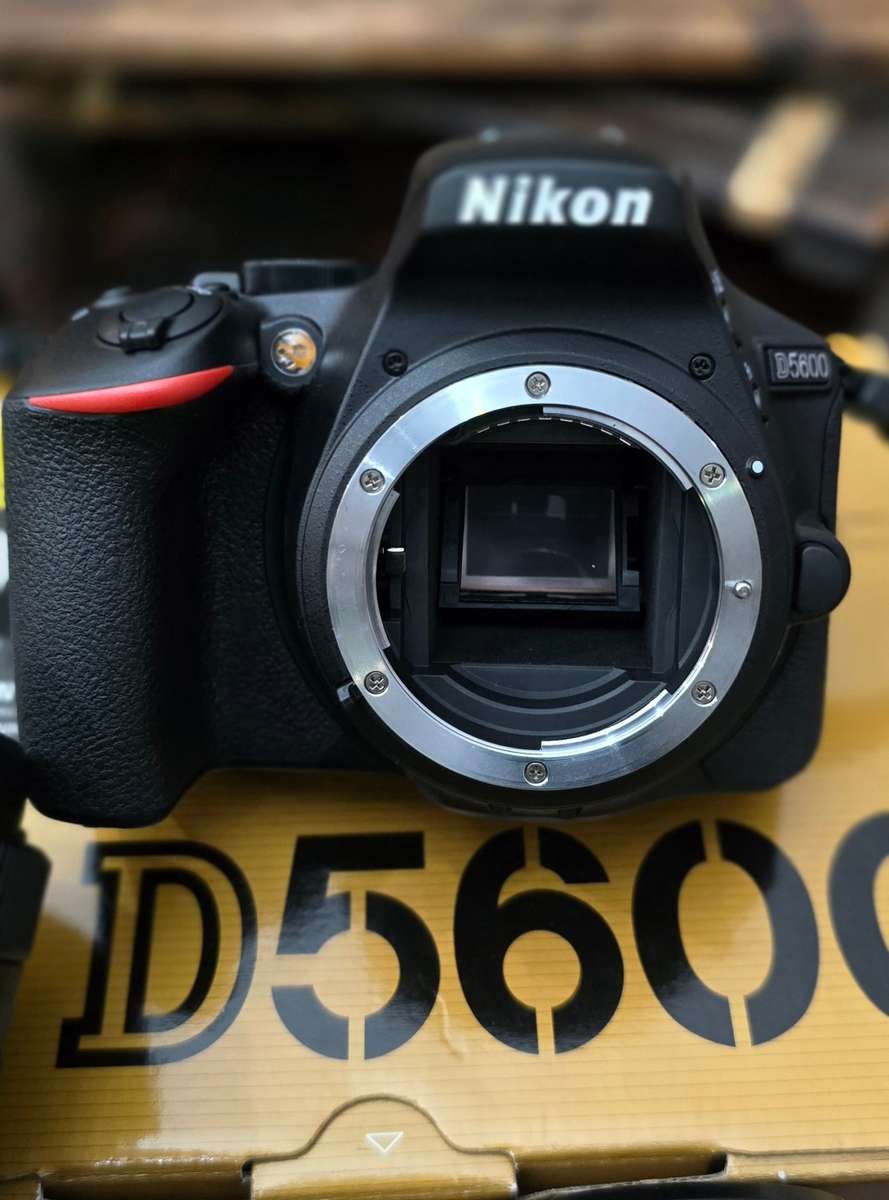 NIKON D5600 CAMERA AND LENS