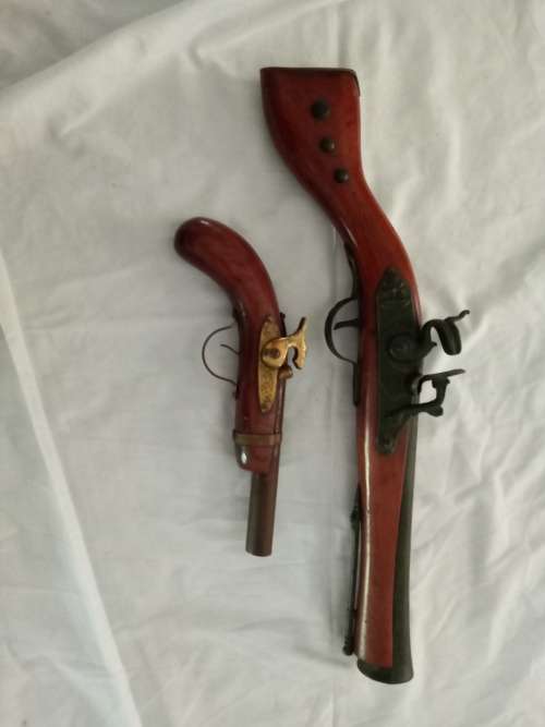 Duplicate flint lock display pistols (not originals)