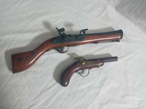 Duplicate flint lock display pistols (not originals)