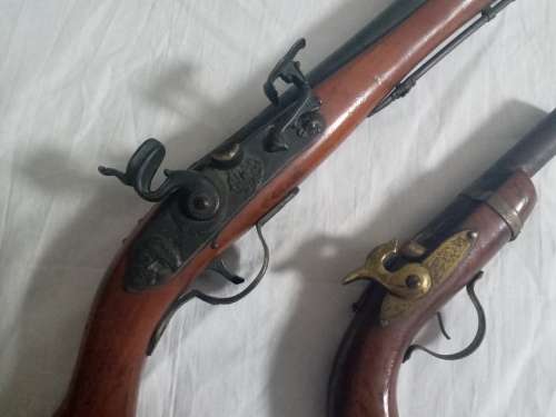 Duplicate flint lock display pistols (not originals)