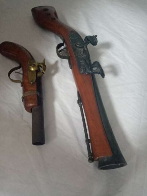 Duplicate flint lock display pistols (not originals)