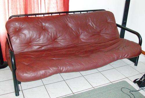 LARGE FUNKY SLEEPER COUCH!!! R1 NO RESERVE!!