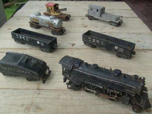 Lionel 1666 Locomotive, coal truck, oil truck, tracks etc.