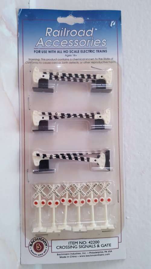 Bachmann Crossing Signal & Gates. (12Pcs) NEW PACKED