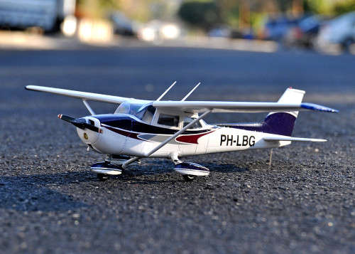 Minicraft Models 1/48 Scale Cessna 172 (Fixed Gear) Plastic Model Kit