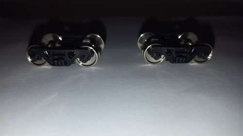 Accurail Set of 2 Bougies with Metal Wheels (Brand New)