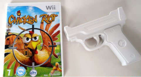 CHICKEN RIOT GAME WITH GUN BUNDLE GAME FOR WII