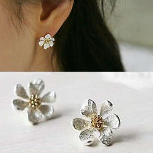 Silver Daisy Flower Earrings