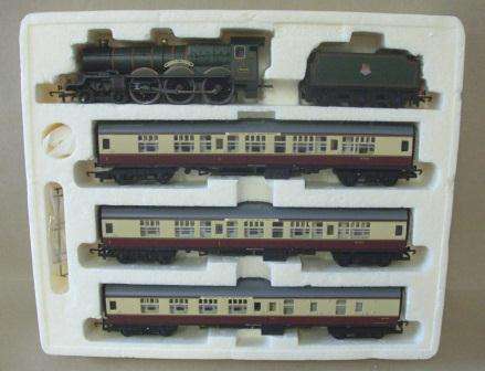 Hornby 00/HO Locomotive Class A3 Locomotive Flying Fox & 3 Coaches - NEW