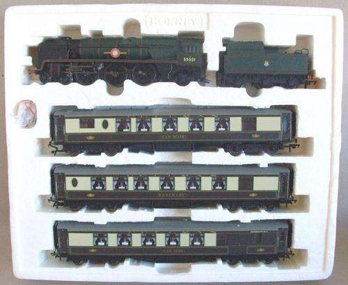 Hornby 00/HO Merchant Navy Class Locomotive & 3 Pullman Lighted Coaches - USED