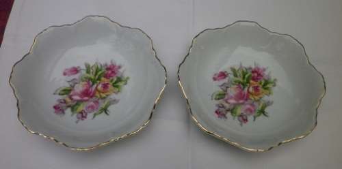 2 charming little  Vertex Gold Castle sweet bowls. Blush pink roses on white with gilded wavy edges.