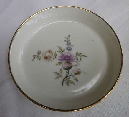 SWEETEST LITTLE ROYAL COPENHAGEN DENMARK FRIJSENBORG PIN DISH (2). CREAM WITH FLOWERS. PATTERN 2422