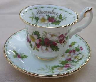 BEAUTIFUL ROYAL ALBERT MINIATURE FLOWER OF THE MONTH BONE CHINA DUO - DECEMBER - CHRISTMAS ROSES