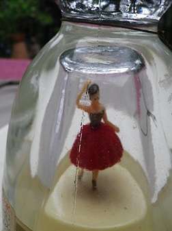 Incredible! VINTAGE BOLS MUSICAL BALLERINA CURACAO LIQUEUR BOTTLE. SEALED. WORKS PERFECTLY