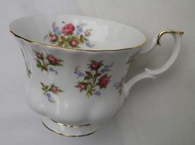 BEAUTIFUL ROYAL ALBERT "WINSOME' TRIO. Reg. No: 839184 MINT CONDITION