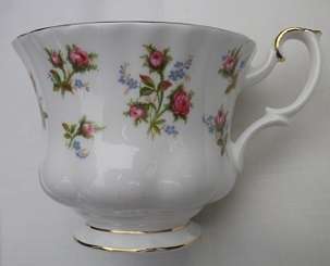 BEAUTIFUL ROYAL ALBERT "WINSOME' TRIO. Reg. No: 839184 MINT CONDITION
