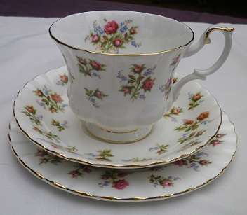 BEAUTIFUL ROYAL ALBERT "WINSOME' TRIO. Reg. No: 839184 MINT CONDITION