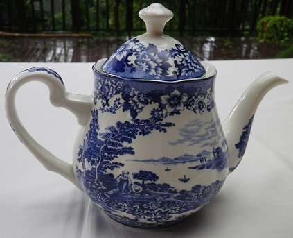 PRETTY & PRACTICAL ATTRACTIVE BLUE & WHITE WILLIAM JAMES TEA POT 'PASTORAL SYMPHONY"