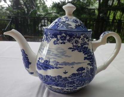 PRETTY & PRACTICAL ATTRACTIVE BLUE & WHITE WILLIAM JAMES TEA POT 'PASTORAL SYMPHONY"