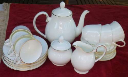 CLASSIC ELEGANCE! ROYAL DOULTON 'SIGNATURE GOLD" FINE BONE CHINA  22 PIECE TEASET