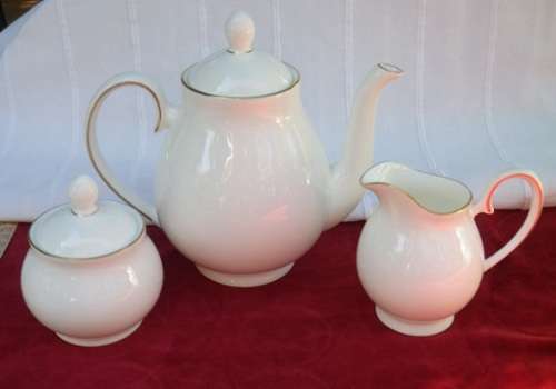 CLASSIC ELEGANCE! ROYAL DOULTON 'SIGNATURE GOLD" FINE BONE CHINA  22 PIECE TEASET