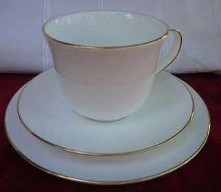 CLASSIC ELEGANCE! ROYAL DOULTON 'SIGNATURE GOLD" FINE BONE CHINA  22 PIECE TEASET