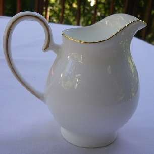 CLASSIC ELEGANCE! ROYAL DOULTON 'SIGNATURE GOLD" FINE BONE CHINA  22 PIECE TEASET