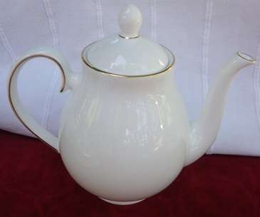 CLASSIC ELEGANCE! ROYAL DOULTON 'SIGNATURE GOLD" FINE BONE CHINA  22 PIECE TEASET