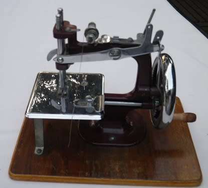 Fantabulous! RARE. Vintage 1940/1950s miniature ESSEX manual sewing machine. Original box Working.