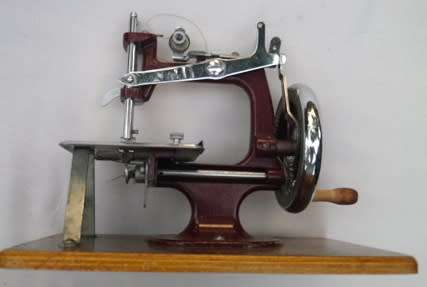 Fantabulous! RARE. Vintage 1940/1950s miniature ESSEX manual sewing machine. Original box Working.