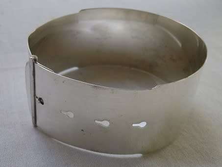 Lovely wide vintage belt style hallmarked silver adjustable bracelet. 29 grms width: 3cmx 23.5cm lon