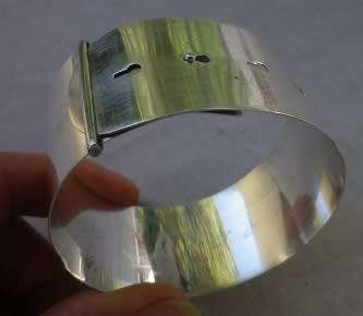 Lovely wide vintage belt style hallmarked silver adjustable bracelet. 29 grms width: 3cmx 23.5cm lon