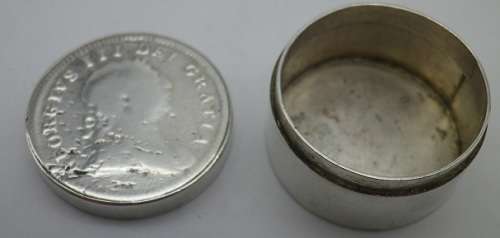 Sterling Silver pill pot with coin lid 1805 TEN PENCE IRISH BANK TOKEN.GEORGE III 12grms 2.3x 1.3 cm