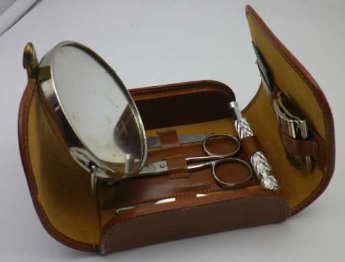 Vintage Men's manicure set. Made in Sheffield, England. Leather case. Intact. Very good condition