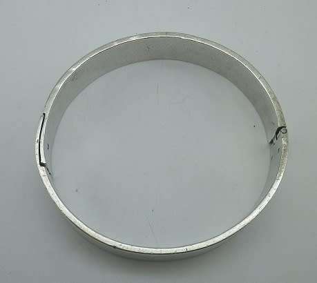 FOR ROGER ONLY PLEASE HEAVY VINTAGE STERLING SILVER UNISEX CLIP BANGLE. 66grms. 6.5 x 6 x 1.5cm