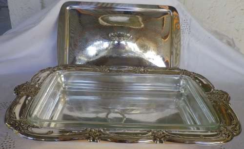 SUPERB LARGE ORNATE SILVER-PLATED RECTANGULAR SERVING BOWL WITH GLASS LINER. 50 x 33.5cm