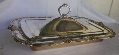 SUPERB LARGE ORNATE SILVER-PLATED RECTANGULAR SERVING BOWL WITH GLASS LINER. 50 x 33.5cm