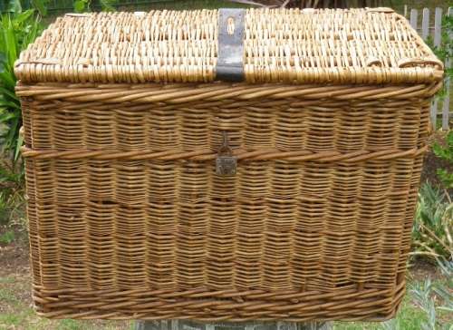 HUGE VINTAGE HAND WOVEN WICKER PICNIC BASKET. STURDY TOP QUALITY 65 x 46 x 44cm