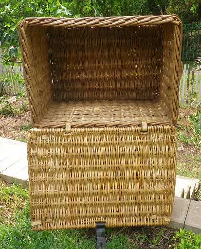 HUGE VINTAGE HAND WOVEN WICKER PICNIC BASKET. STURDY TOP QUALITY 65 x 46 x 44cm