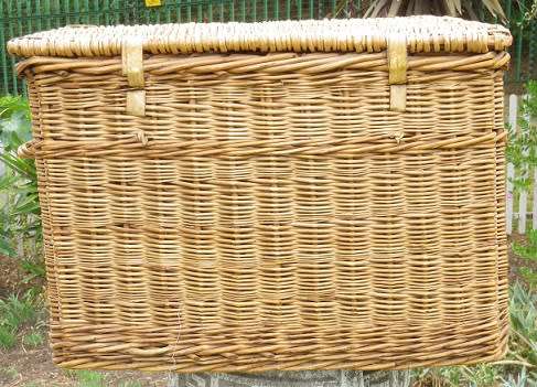 HUGE VINTAGE HAND WOVEN WICKER PICNIC BASKET. STURDY TOP QUALITY 65 x 46 x 44cm