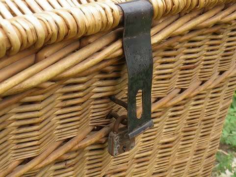 HUGE VINTAGE HAND WOVEN WICKER PICNIC BASKET. STURDY TOP QUALITY 65 x 46 x 44cm