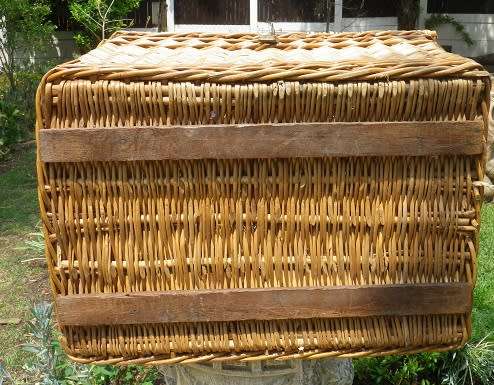 HUGE VINTAGE HAND WOVEN WICKER PICNIC BASKET. STURDY TOP QUALITY 65 x 46 x 44cm