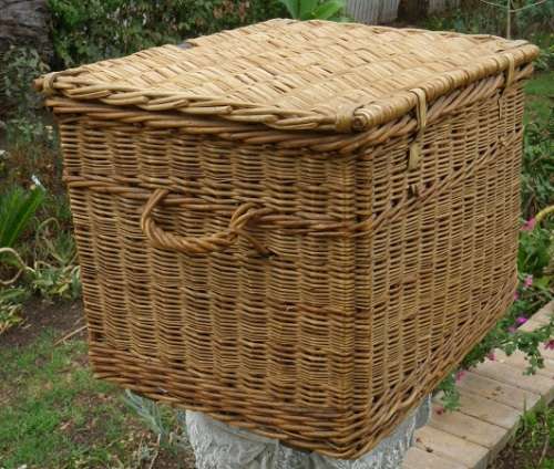 HUGE VINTAGE HAND WOVEN WICKER PICNIC BASKET. STURDY TOP QUALITY 65 x 46 x 44cm