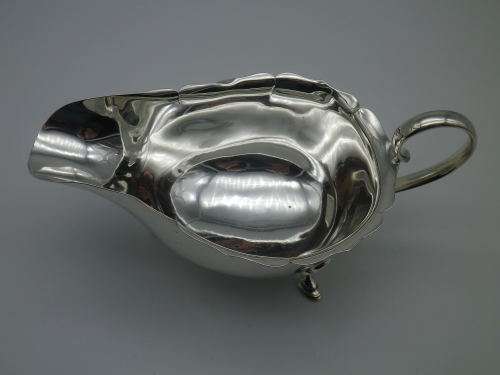 MAPPIN & WEBB HALLMARKED SILVER GRAVY SAUCE BOAT  Sheffield 1932  92g Excellent condition