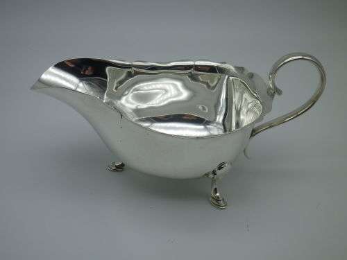 MAPPIN & WEBB HALLMARKED SILVER GRAVY SAUCE BOAT  Sheffield 1932  92g Excellent condition